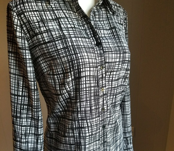 Long sleeved black and white button down top - Picture 2 of 7